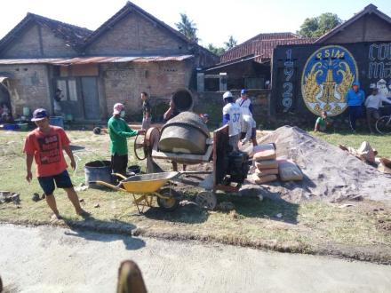 Warga Pedukuhan Mojosari Membangun Corblock Jalan