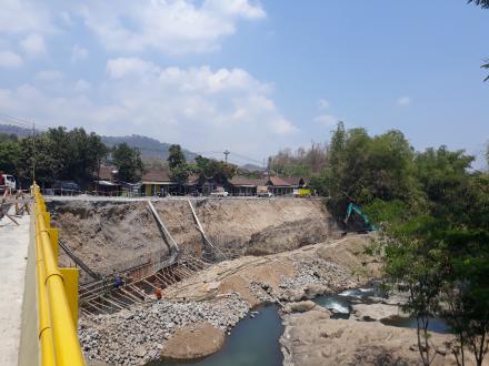 Perbaikan Jalan Longsor di Jembatan Bentoro