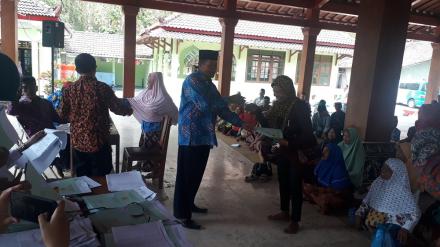 Penyerahan Sertifikat Tanah Program PTSL